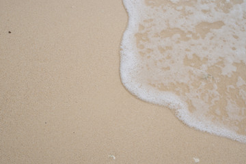 沖縄の海・砂浜の波