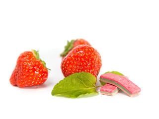 Strawberry chewing gum