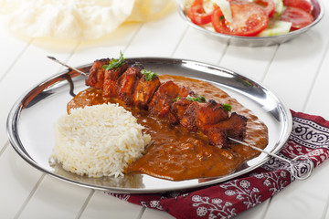 indischer Hähnchenspieß mit Reis