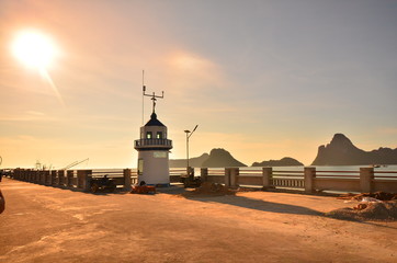 Obraz premium Pier on the Sea at Sunrise