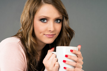 hübsche Frau mit einer Tasse Kaffee