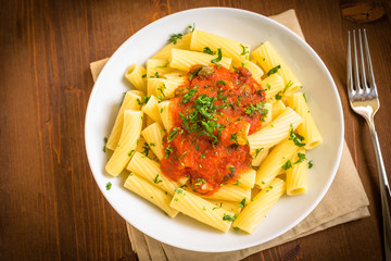 Tortiglioni con salsa al pomodoro e prezzemolo