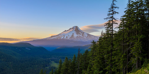 Beautiful Vista of Mount Hood in Oregon, USA. - 71088436