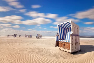 Fotobehang blauwe strandstoel op het strand © Jenny Sturm