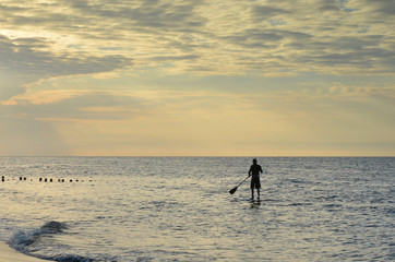 Fototapeta na wymiar surfeur à l'aube
