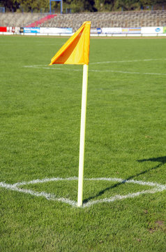 Eckfahne mit markierung und Fu&szlig;ballrasen