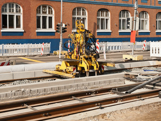 Naklejka premium Eine Gleisstopfmaschine steht auf einer Gleisbaustelle