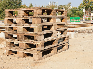 Strassenbau und Gleisbau und ein Stapel Paletten