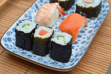 Sushi mooi Aziatisch gedecoreerd met mooi servies