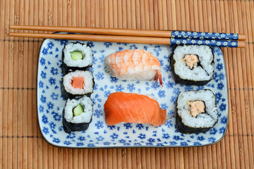 Sushi mooi Aziatisch gedecoreerd met mooi servies