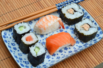 Sushi mooi Aziatisch gedecoreerd met mooi servies