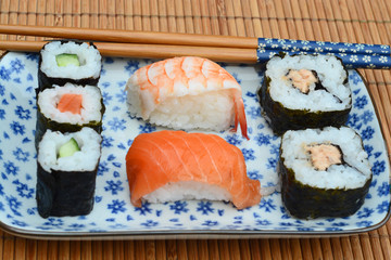 Sushi mooi Aziatisch gedecoreerd met mooi servies