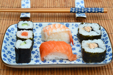 Sushi mooi Aziatisch gedecoreerd met mooi servies