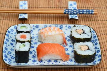 Sushi mooi Aziatisch gedecoreerd met mooi servies