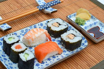 Sushi mooi Aziatisch gedecoreerd met mooi servies