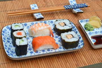 Sushi mooi Aziatisch gedecoreerd met mooi servies