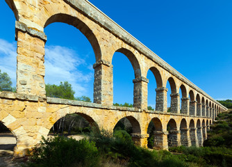Obraz premium Aqueduct de les Ferreres in summer. Tarragona