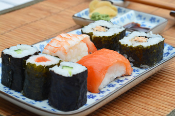 Sushi mooi Aziatisch gedecoreerd met mooi servies