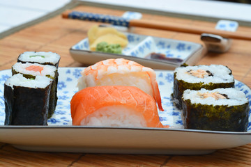 Sushi mooi Aziatisch gedecoreerd met mooi servies