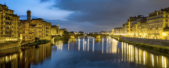 Fototapeta na wymiar old bridge Ponte del Veccio in Florence