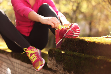 Laufschuhe anziehen im Herbst