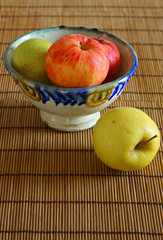 MELE IN UN CIOTOLA ANTICA