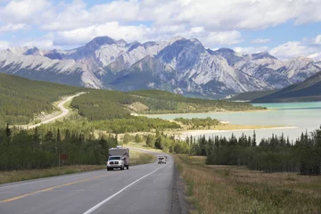 Badezimmer Foto Rückwand Winding Highway Next to a Mountain Lake - Alberta, Canada © Brian Lasenby