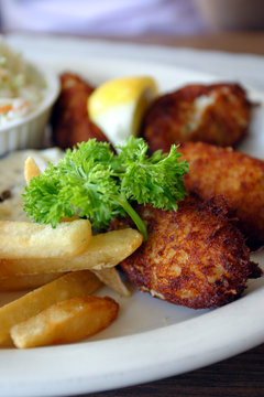 Breaded scampi tails with salad leaves ..