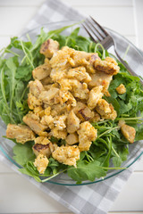 Knödel mit Ei auf Salat