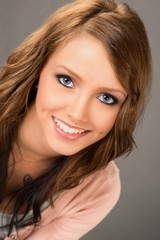 Naklejka premium Portrait einer lachenden Frau mit brünetten Haaren