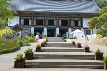Fototapeta premium Bongeunsa Buddhist Temple in Seoul, South Korea..