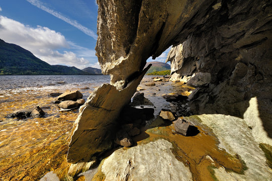Irlandia, groty jeziora Muckross Lake