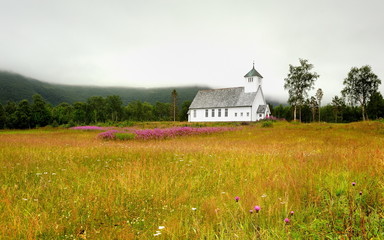 Norwegia ,  krajobraz wiejski, mały kościół