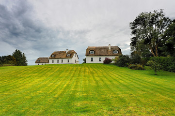 Irlandia, okolice Dunguaire Castle , domy kryte strzechą © janmiko