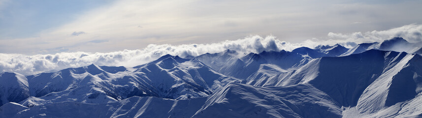 Obraz premium Panorama of evening mountains in clouds