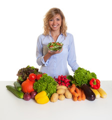 Hausfrau mit blonden Locken und frischem Salat