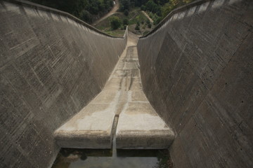 le d&eacute;versoir du barrage de Saint-Cassien