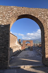 Fototapeta na wymiar słynne antyczne ruiny w Pompejach we Włoszech 