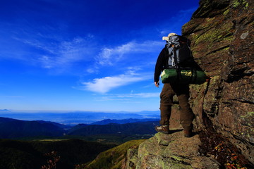 絶壁に立つ登山者
