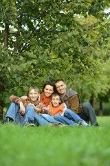 Fototapeta premium Family resting in park