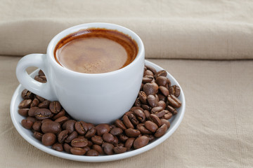 Obraz na płótnie Canvas cup of fresh espresso with beans