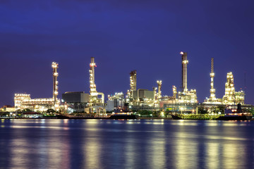 Obraz na płótnie Canvas Oil refinery at twilight with reflection