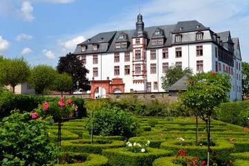 Fototapeta na wymiar Residenzschloss und Rosengarten in Idstein