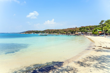Obraz premium beautiful beach with wooden pier in bay
