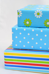 stapel gekleurde cadeaus