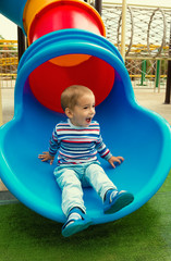 Fototapeta na wymiar Ребенок в парке развлечений