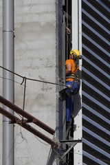 Ouvrier travaillant sur une charpente industrielle