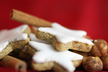 Weihnachtsgewürze und Plätzchen
