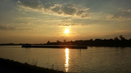 Fototapeta na wymiar Ein Schiff während des Sonnenuntergangs auf dem Rhein