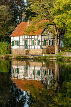 Fachwerkhaus am herbstlichen Fluss bei Muehlheim Ruhr